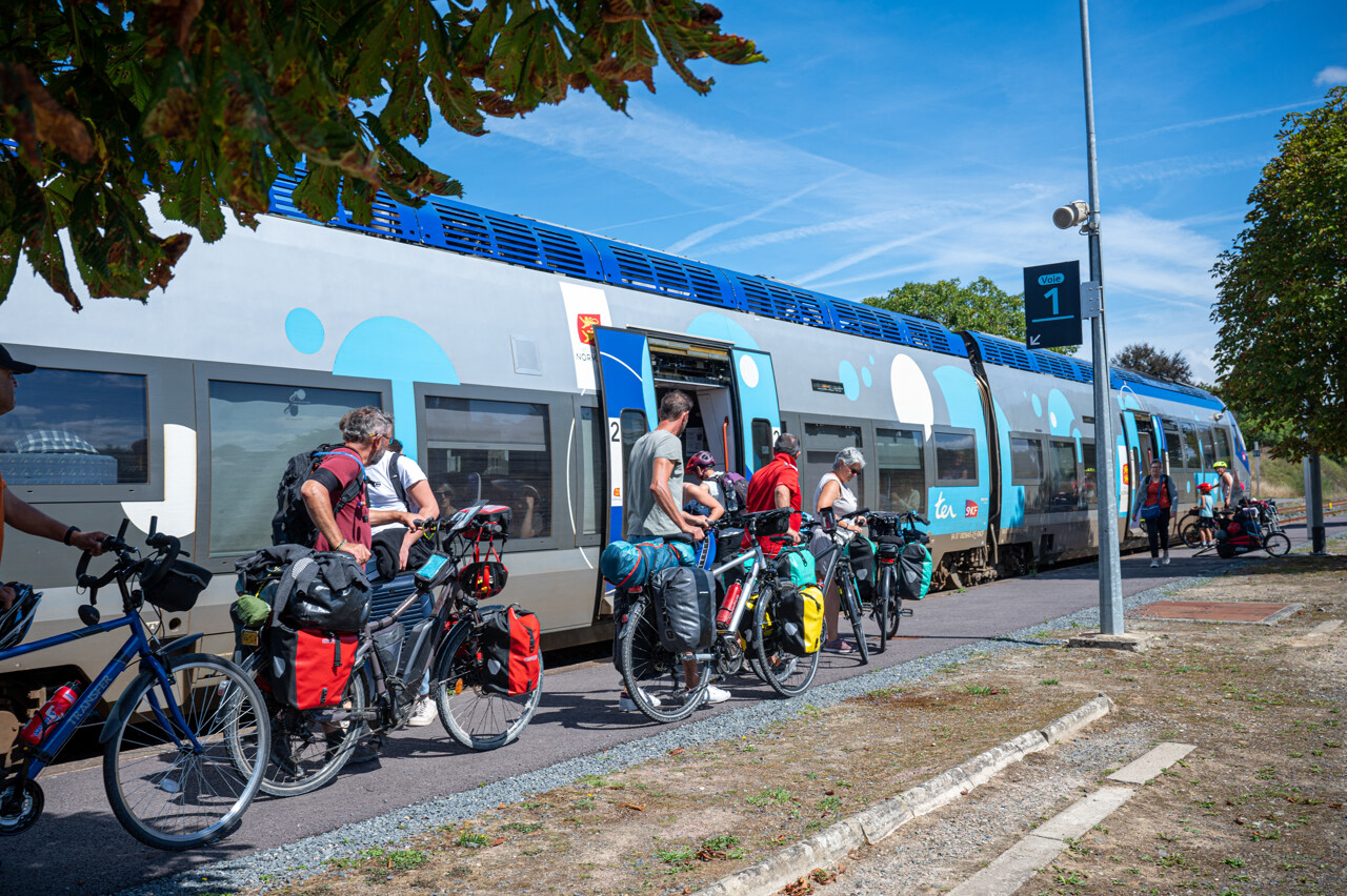 La Vélowestnormandy est facilement accessible en train, comme ici en gare de Pontorson.
