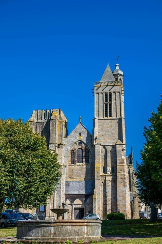 photo la façade de la cathédrale saint-samson de dol-de-bretagne. l’édifice porte le nom d’un des sept saints fondateurs de la bretagne. © © adobe stock / bernard girardin