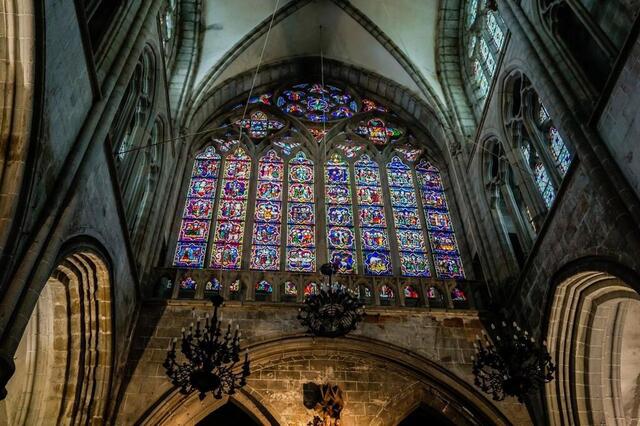 photo la baie axiale du chœur de la cathédrale de dol-de-bretagne avec ses vitraux (xiiie siècle). © © adobe stock / veoy.com