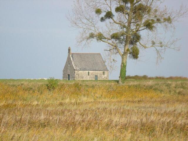 photo la chapelle sainte-anne de saint-broladre, le long du littoral. © © wikimedia commons / ex-smith