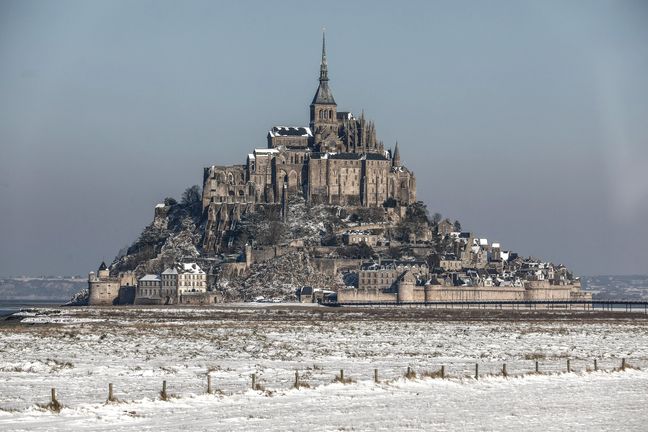 En 2021, le Mont Saint-Michel avait été recouvert de neige, donnant à sa baie un tout autre visage. 