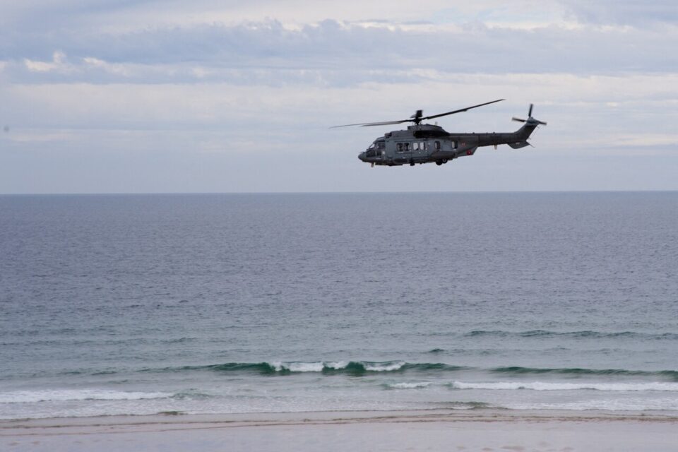 L''hélicoptère Caïman Marine de la Marine nationale a été engagé par le CROSS Jobourg, dimanche 16 avril 2023, pour porter secours à un jeune homme piégé par la marée montante en baie du Mont-Saint-Michel.
