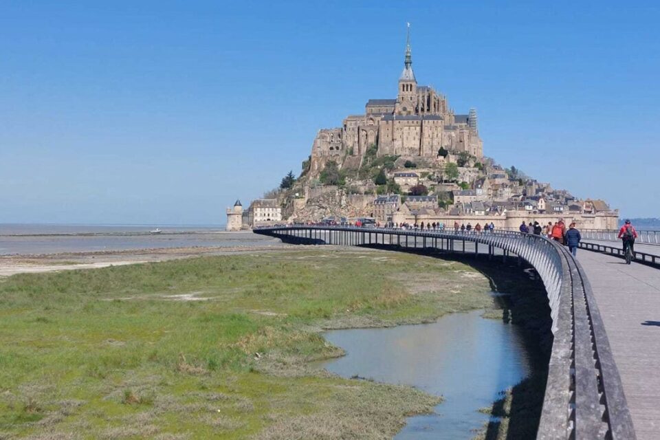 Le parc de stationnement pour accéder au Mont-Saint-Michel est situé à 2,5 km de la merveille. Il est possible de faire la liaison à pied, à vélo ou avec les navettes gratuites.