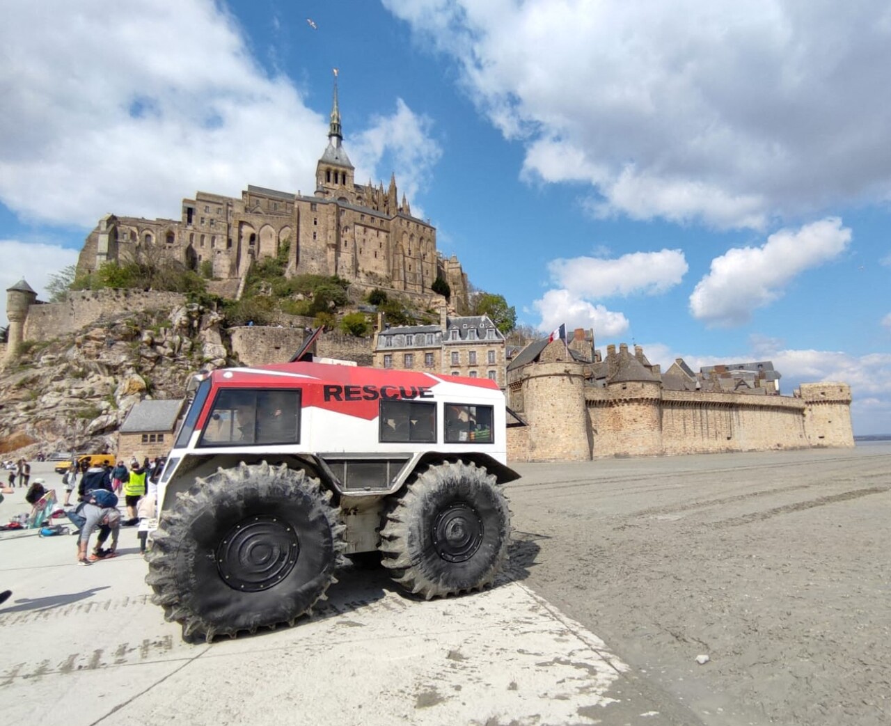 Le fameux véhicule amphibie devant le Mont Saint-Michel (Manche) lors des opérations de test dans la baie.