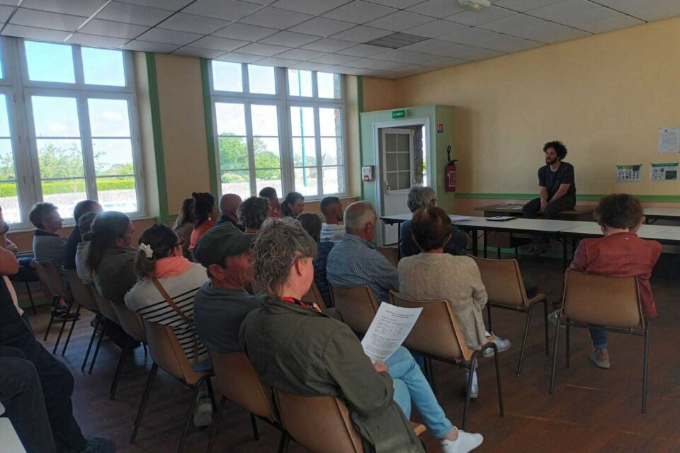 La réunion des habitants, organisée par le Collectif de Tanis contre les antennes, s'est tenue samedi 20 mai 2023 dans une salle mise à disposition par la mairie.