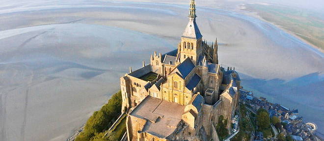 Vue aerienne de l'abbaye du Mont-Saint-Michel et de la baie a maree basse. 