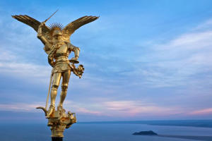 L'archange Saint-Michel chasse le dragon en haut de l'abbaye du Mont Saint-Michel depuis 1897. La statue de cuivre pèse 520 kg et mesure 4,5 mètres. - D. Meyer/AFP