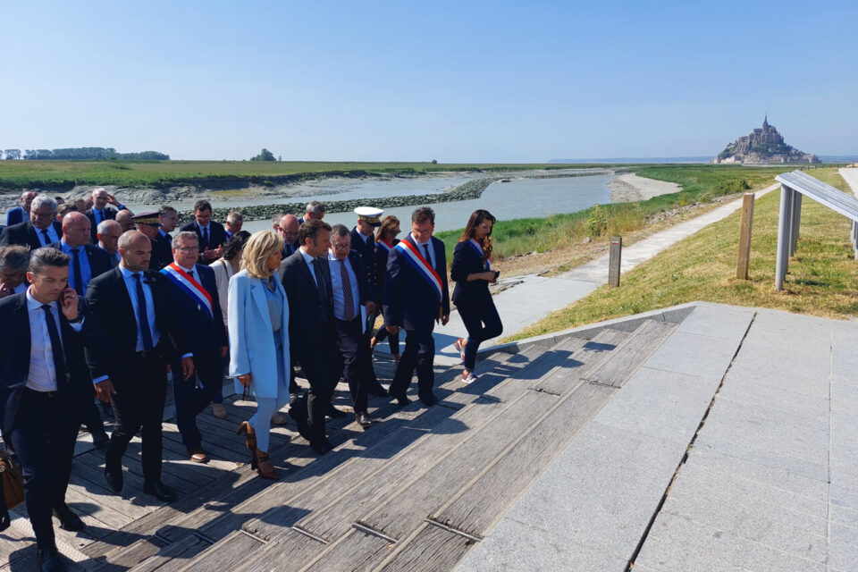 Emmanuel Macron sur le barrage pour la visite Millénaire Mont-Saint-Michel, 5 juin 2023