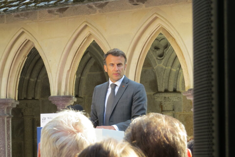 Le Président de la république Emmanuel Macron a fait un discours dans le cloître de l'abbaye du Mont-Saint-Michel, lundi 5 juin 2023 pour le millénaire de l'abbaye.