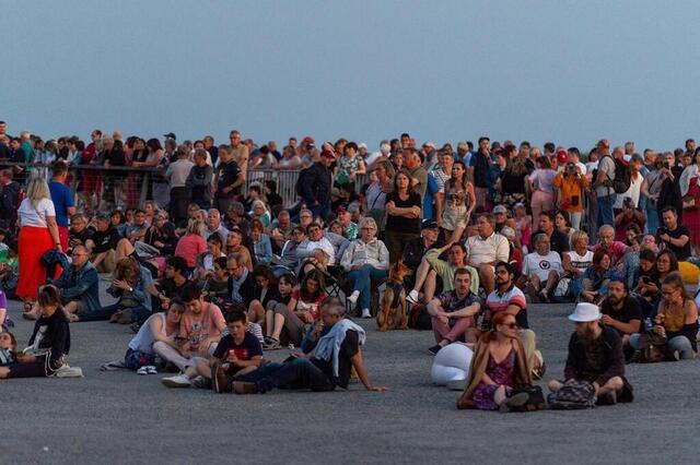 photo près de 15 000 personnes ont assisté au spectacle baptisé « solstice du millénaire ». © mathieu pattier/ ouest france