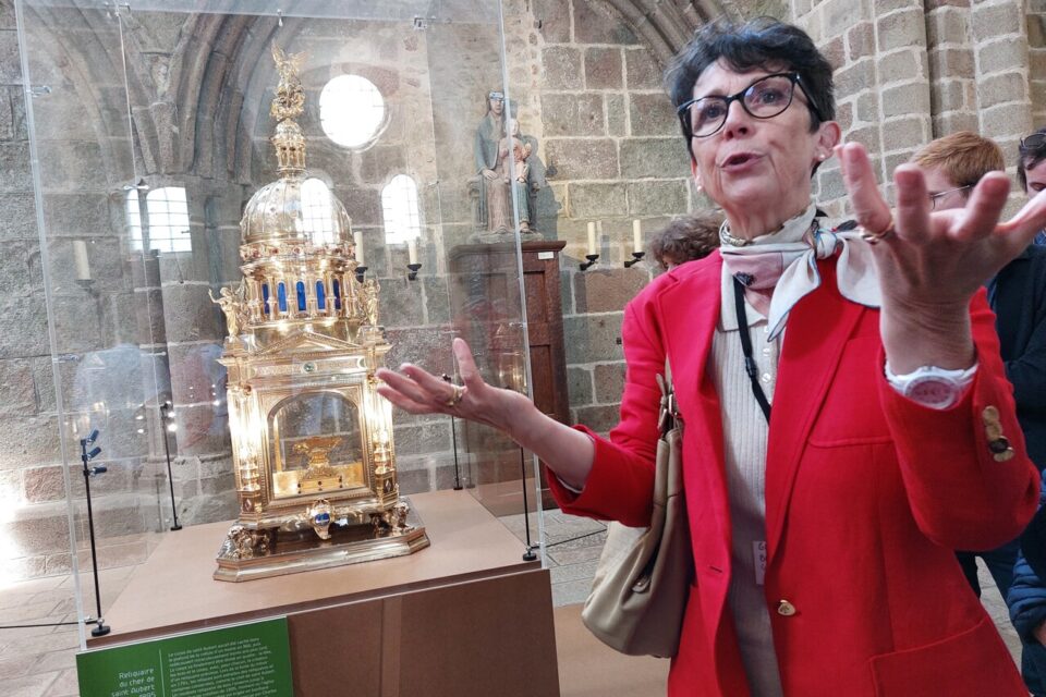Le reliquaire du crâne de saint-Aubert présentée par Brigitte Galbrun, commissaire de l'exposition.