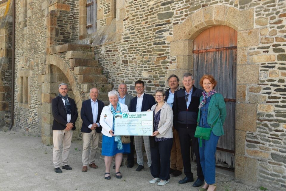 Les représentants du Crédit Agricole ont remis un chèque de 30 000 euros à l'Association du Prieuré et à la Fondation Saint-Michel pour la transformation du logis des abbés en hébergement familial.
