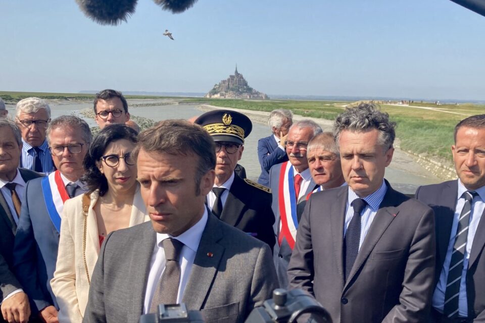 Le président de la République Emmanuel Macron a été accueilli par les élus locaux sur le barrage du Couesnon.