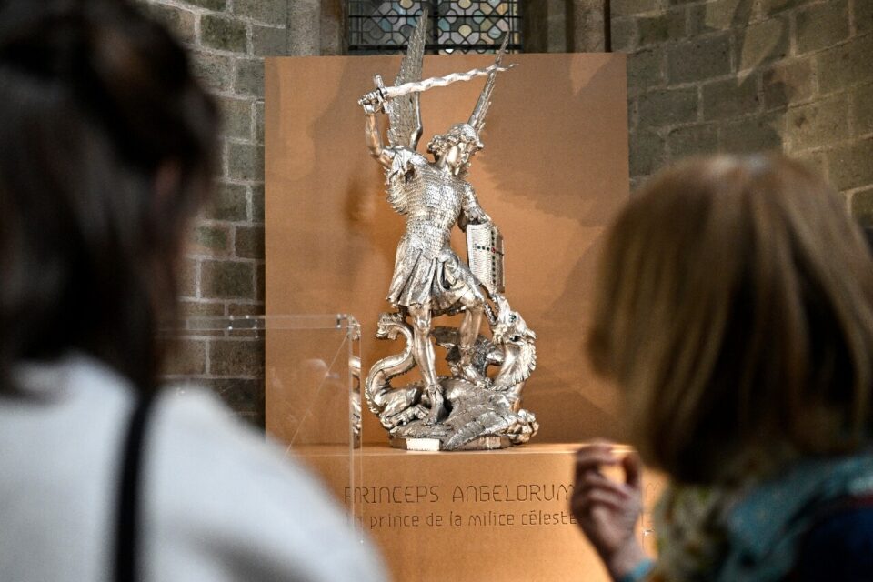 Un statue en argent de Saint-Michel dans l'exposition 