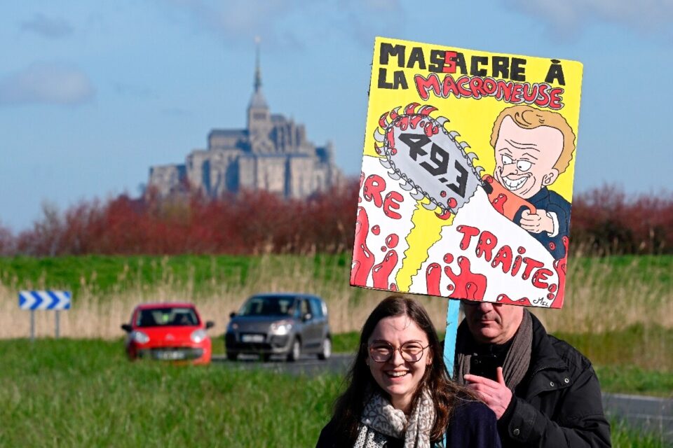 Des protestataires contre la réforme des retraites près du Mont Saint-Michel, le 7 avril 2023.