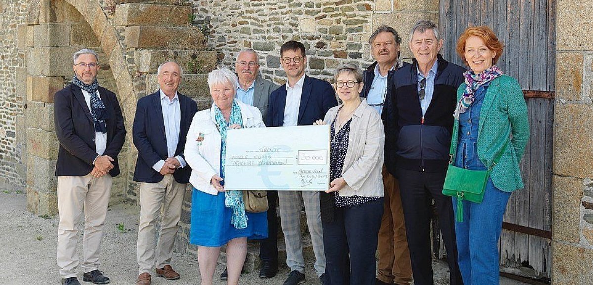 Pontorson. Un chèque de 30 000 euros pour le prieuré du Mont-Saint-Michel