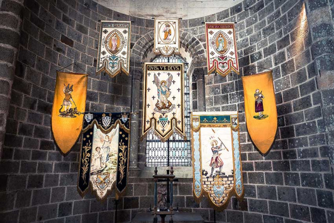 Vue de l'exposition « La demeure de l'archange » à l'abbaye du Mont-Saint-Michel, 2023 © Pascal Biomez - CMN