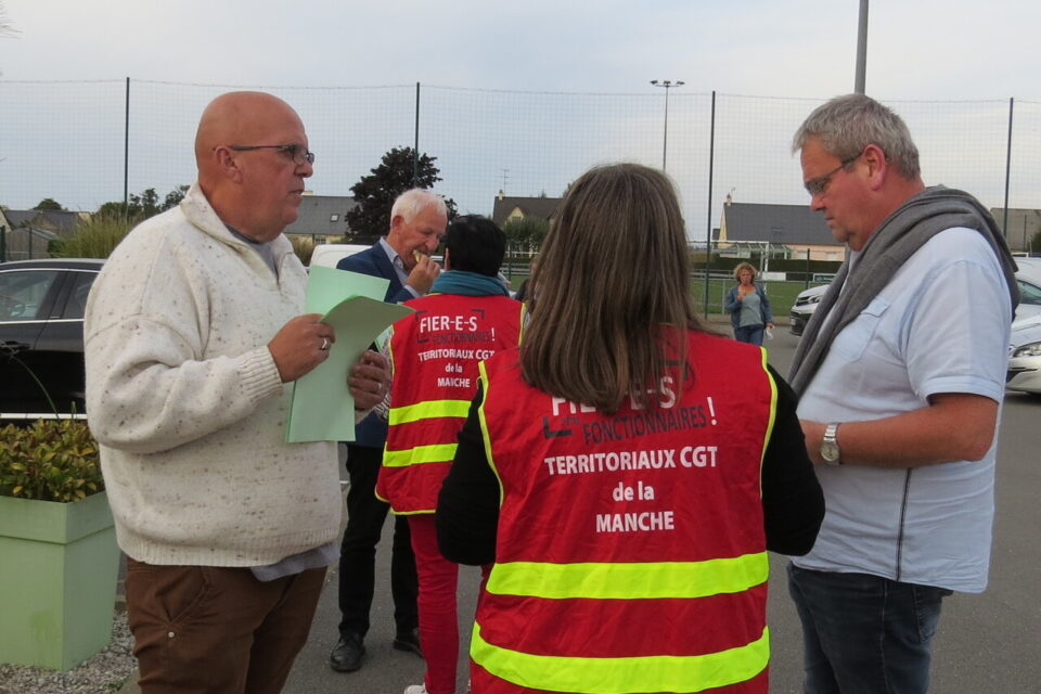 En septembre 2022, des agents de la communauté d'agglomération Mont-Saint-Michel - Normandie avaient distribué des tracts aux délégués communautaires, les alertant de leur mal-être au travail.