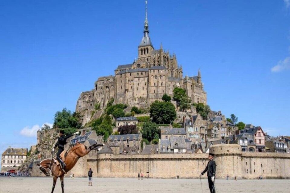 Les 21, 22 et 23 juillet 2023, le Cadre noir de Saumur va organiser un spectacle tout près du Mont-Saint-Michel.