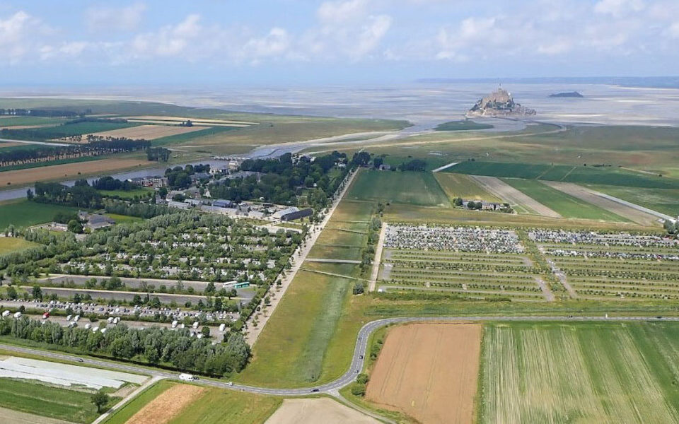 Le parc de stationnement du Mont Saint-Michel (Manche) à la Caserne compte 4 000 places.