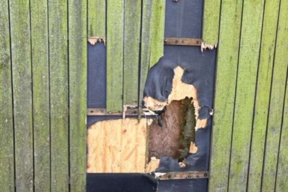 La porte du local en bois des sauveteurs en mer de Genêts a été fracturée.