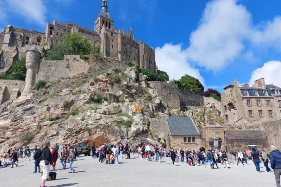 Le bilan de cet été 2023 au Mont-Saint-Michel est satisfaisant pour l'établissement public national qui gère ce patrimoine mondial Unesco. L'accueil des visiteurs au Mont-Saint-Michel a été amélioré.
