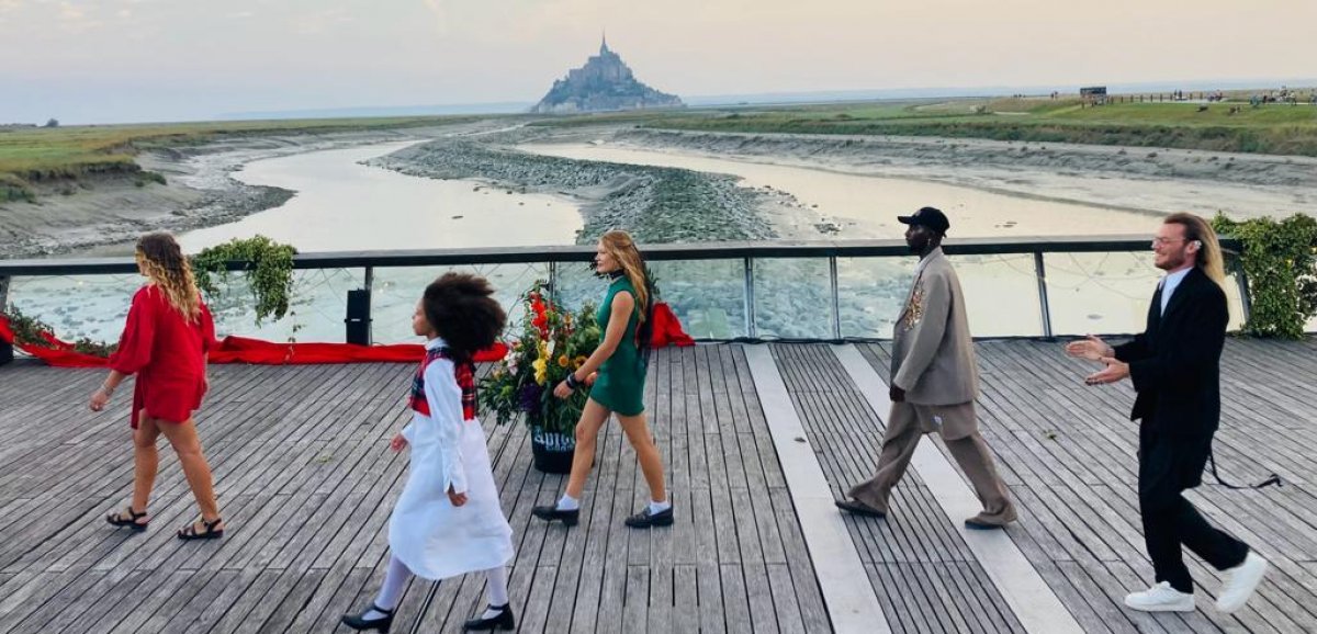Le Mont-Saint-Michel. Le succès au rendez-vous pour le défilé de mode d'Amour Collective