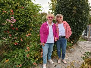 Valérie Rollo, la présidente de Roses en baie, et Véronique Belhassen, la vice-présidente, invitent à participer à la 10e édition de la Marche des roses, ouverte à toutes et à tous, au Mont Saint-Michel, dimanche 15 octobre 2023.