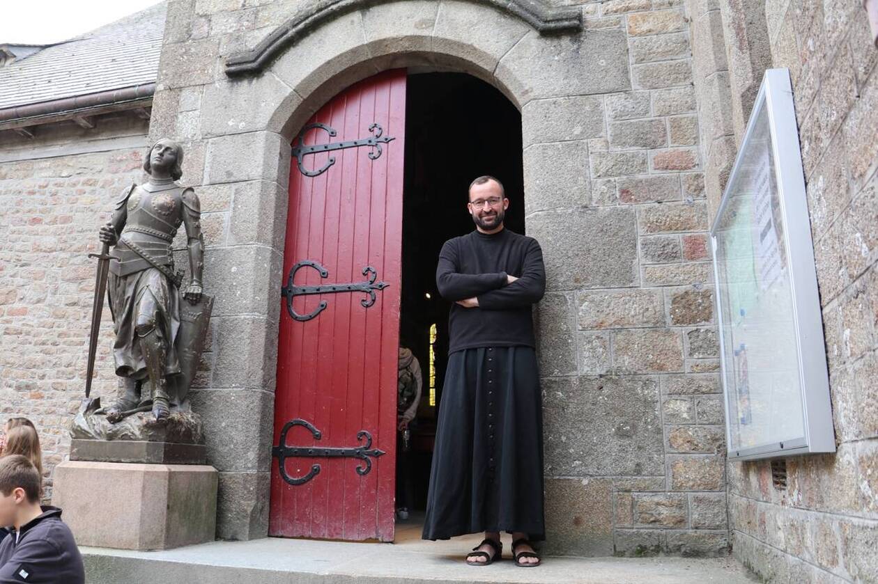 Don Pierre Doat est le nouveau recteur du sanctuaire du Mont-Saint-Michel depuis septembre 2023. Pour le diocèse de Coutances, ce prêtre de la communauté Saint-Martin accueille les pèlerins à l’église du village.