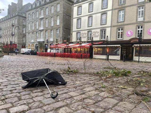 photo ce parapluie tombé au combat, place chateaubriand. © ouest-france