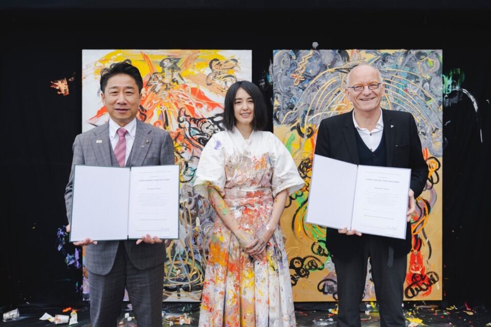 Taro Matsumoto, maire d'Hatsukaichi au Japon, l'artiste peintre Miwa Komatsu et Jacques Bono, maire du Mont-Saint-Michel ont scellé 15 ans d'amitié et de jumelage entre les deux sanctuaires, patrimoine mondial de l'Unesco.