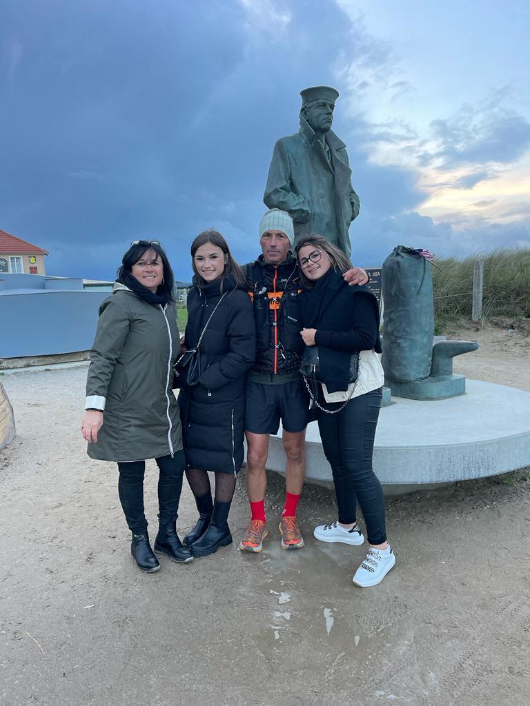 Stéphane Maloisel pose ici à Utah Beach, ligne d'arrivée de son tour de la Manche en courant, attendu par sa femme Corinne et ses filles Lola et Maëva.
