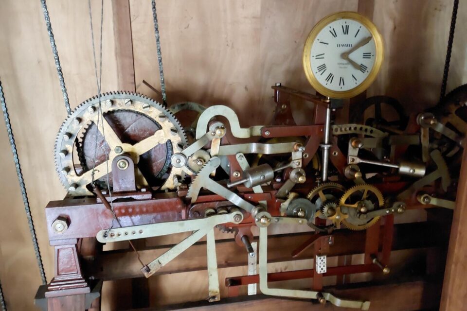 L'ancienne horloge mécanique, chef d'œuvre artisanal est conservée, bien qu'elle n'ait plus d'utilité.
