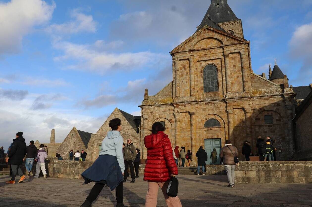 Ce mercredi 3 janvier 2024, les visiteurs étaient nombreux à l’abbaye du Mont-Saint-Michel, malgré la grève.