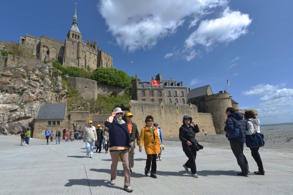 Pas moins, 460 000 personnes ont visité l’abbaye enregistre cet été. C’est une hausse de 23 % par rapport à 2022. Le site figure parmi les monuments nationaux les plus fréquentés cet été, aux côtés l’Arc de Triomphe et de la Sainte-Chapelle à Paris.