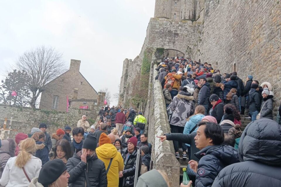 Ce mardi 2 janvier, la foule s’est massée aux abords de l’Abbaye du Mont-Saint-Michel en attendant une hypothétique ouverture qui est finalement intervenue à 13 heures. Bonne nouvelle, l’entrée était gratuite mais, mauvaise nouvelle, dans des conditions dégradées sans visite guidée ni boutique.
